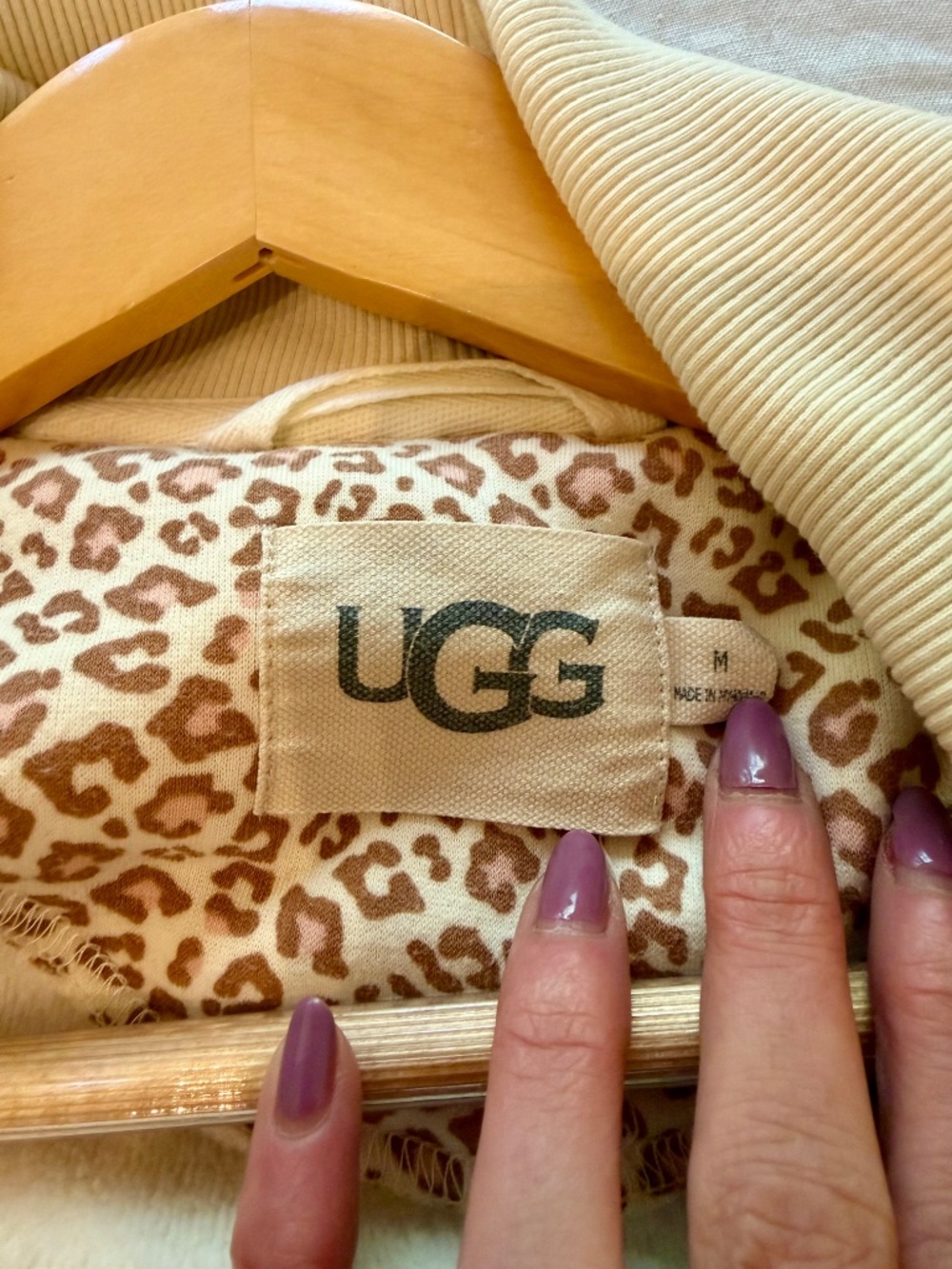 UGG Robe- Medium - Picture 4 of 4